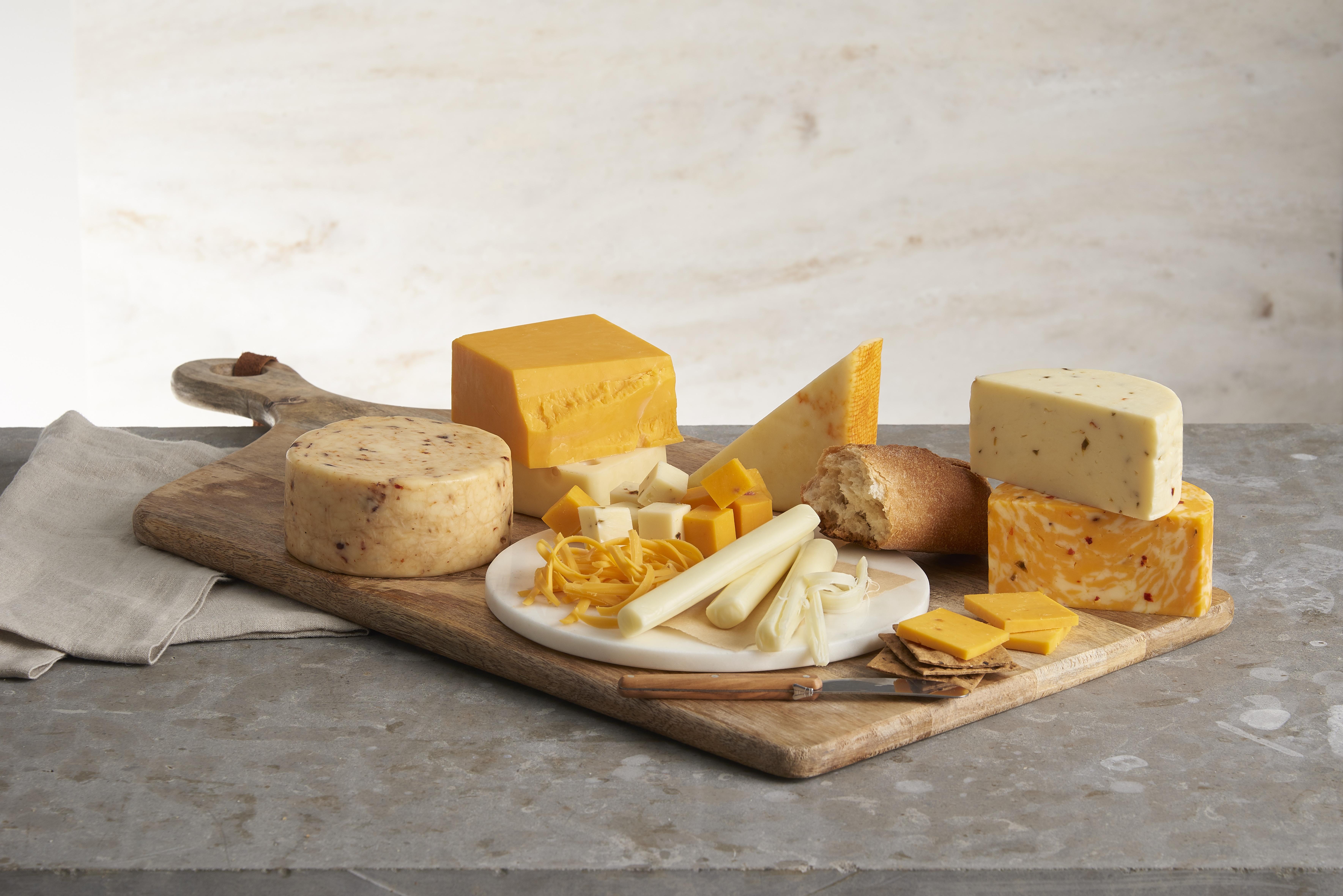 在木板上选择奶酪